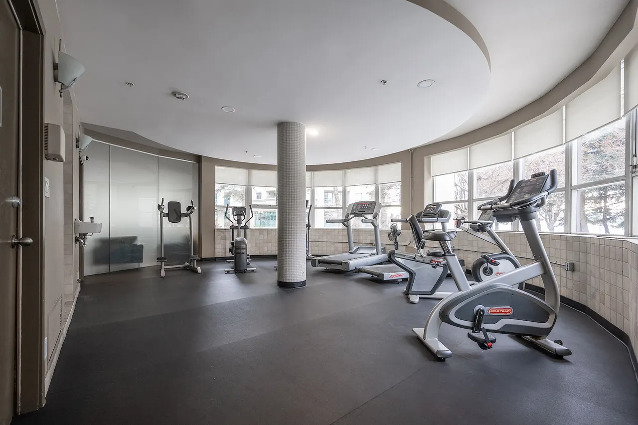 Building fitness room with treadmills and exercise bikes